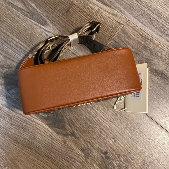 Brand new with tags camera bag - Picture 5 of 8